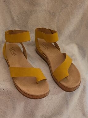 SOUL Naturalizer Mustard Yellow Ankle-Strap Toe-Loop Sandals